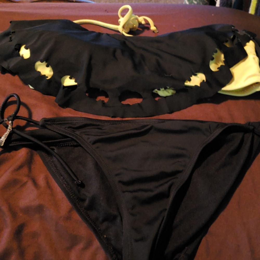 HOT TOPIC BATMAN 2 PIECE WITH RSHIRT AND SHORTS